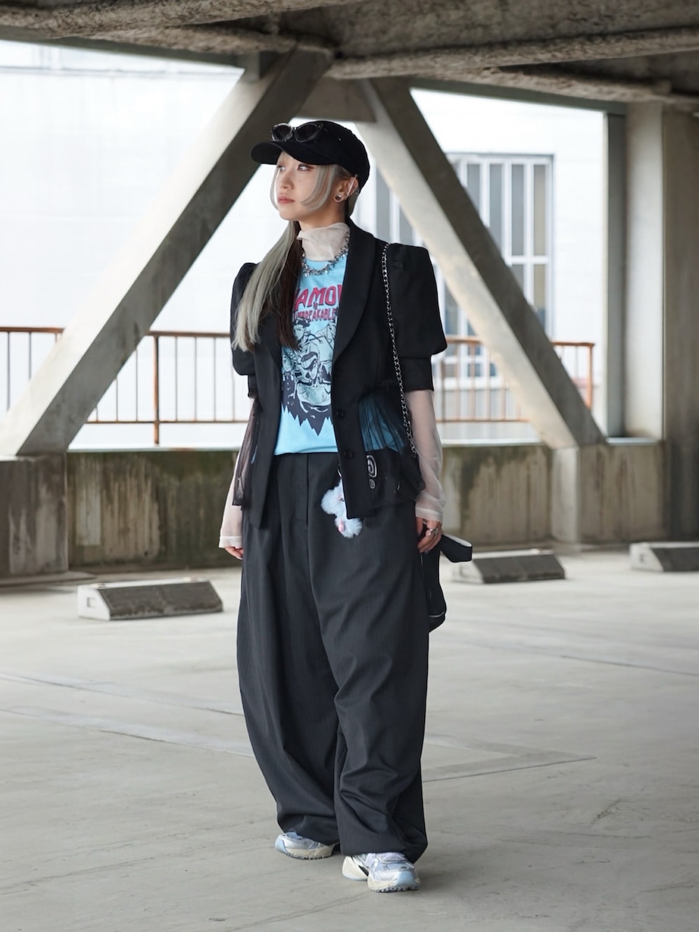 ブルー系のスニーカー、ホワイト系のTシャツ/カットソー、グレー系のスラックスを着用したレディースの春コーディネートの2枚目の写真