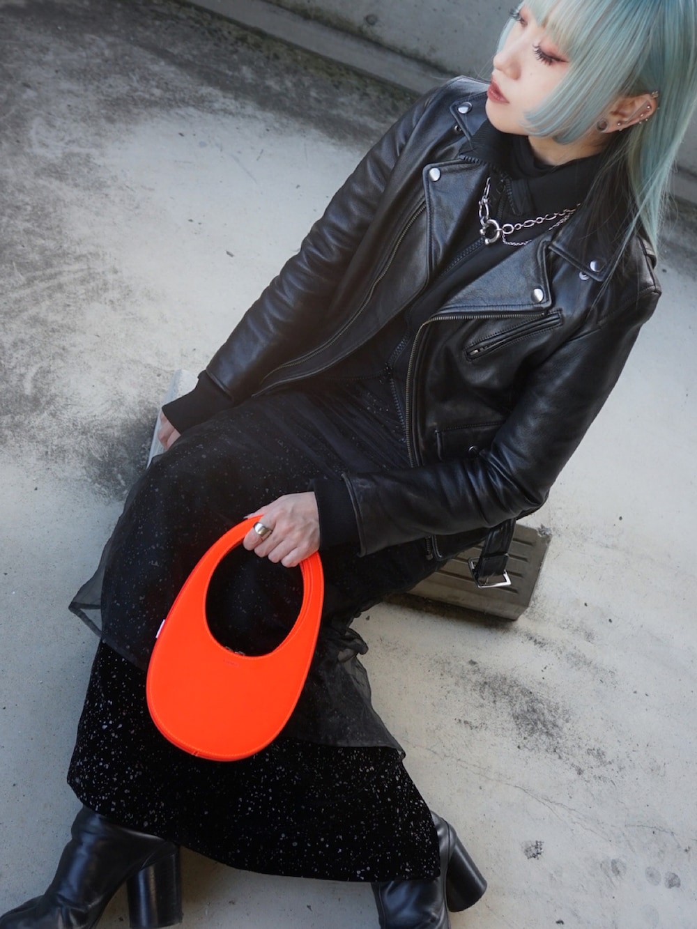 ブラック系のライダースジャケット、ブラック系のブーツ、ブラック系のジャケット/アウターを着用したレディースの冬コーディネートの3枚目の写真