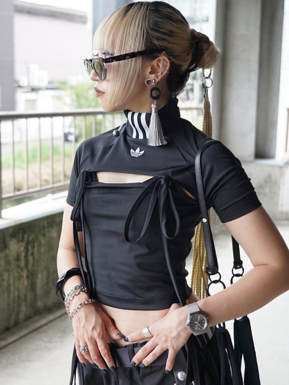 ブラック系のTシャツ/カットソー、ブラック系のスニーカー、グリーン系のショルダーバッグを着用したレディースの秋コーディネートの3枚目の写真