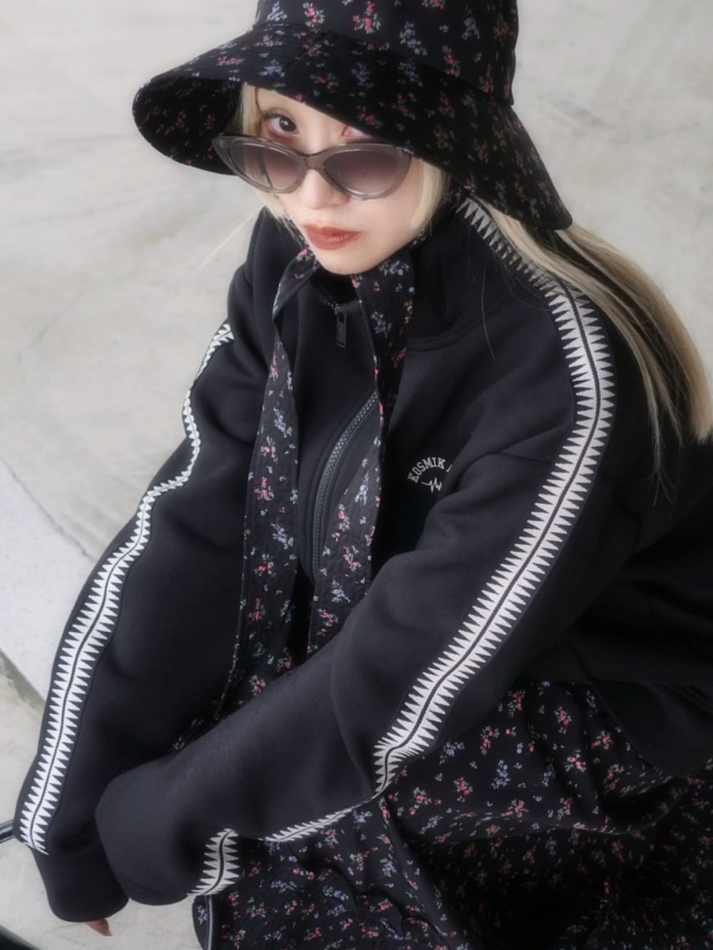 ブラック系のワンピース/ドレス、ブラック系のショルダーバッグ、ブラック系のローファーを着用したレディースの春コーディネートの2枚目の写真