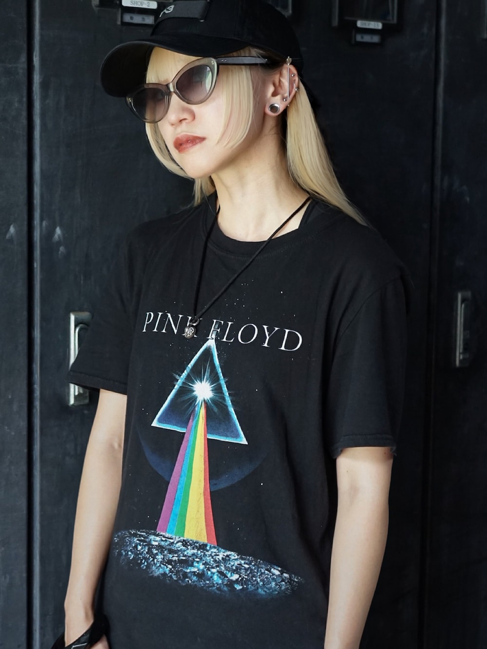 ブラック系のボディバッグ/ウエストポーチ、ブラック系のスニーカー、ブラック系のパンツを着用したレディースの夏コーディネートの3枚目の写真