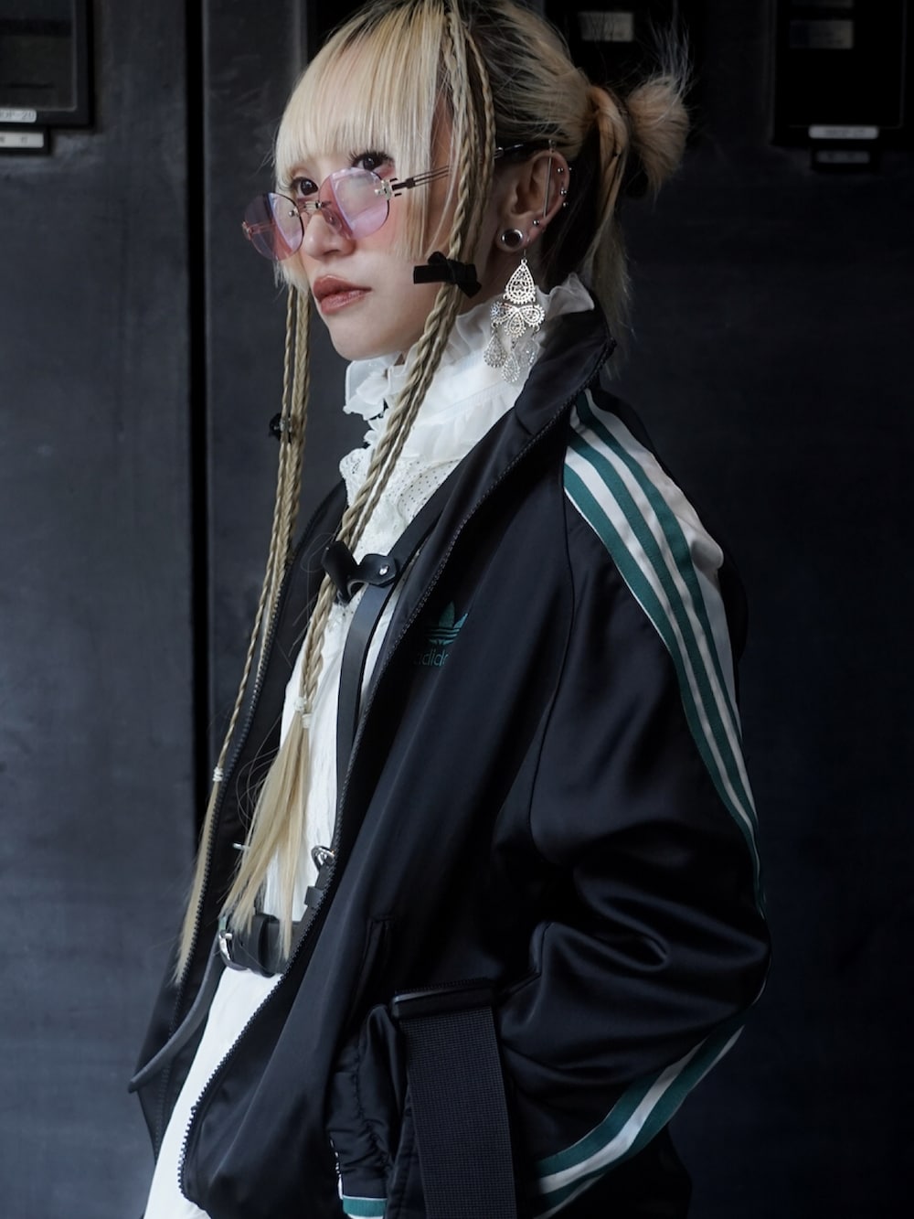「ワンピース、古着、古着MIX、スポーツミックス、adidas、トラックジャケット、ジャージ、フリルトップス、春コーデ、カジュアルガーリー、春めき満開コーデ、キャミワンピ、ホワイト、レイヤードスタイル、Dr.Martens」｜「adidasのサテントラックトップ [SATIN TRACK TOP] オリジナルス（ジャージ、ブラック系）」を使った、MISUZUさん（レディース・150cm）の春コーディネートの3枚目の写真