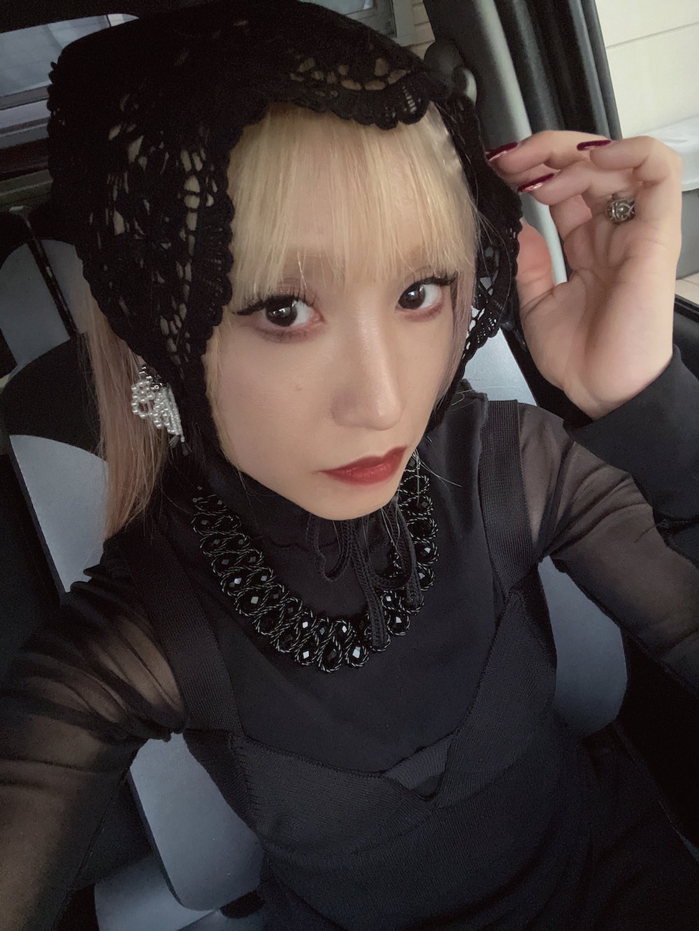 ブラック系のチューブトップ、ブラック系のトップス、ブラック系のスウェットパンツを着用したレディースの秋コーディネートの5枚目の写真