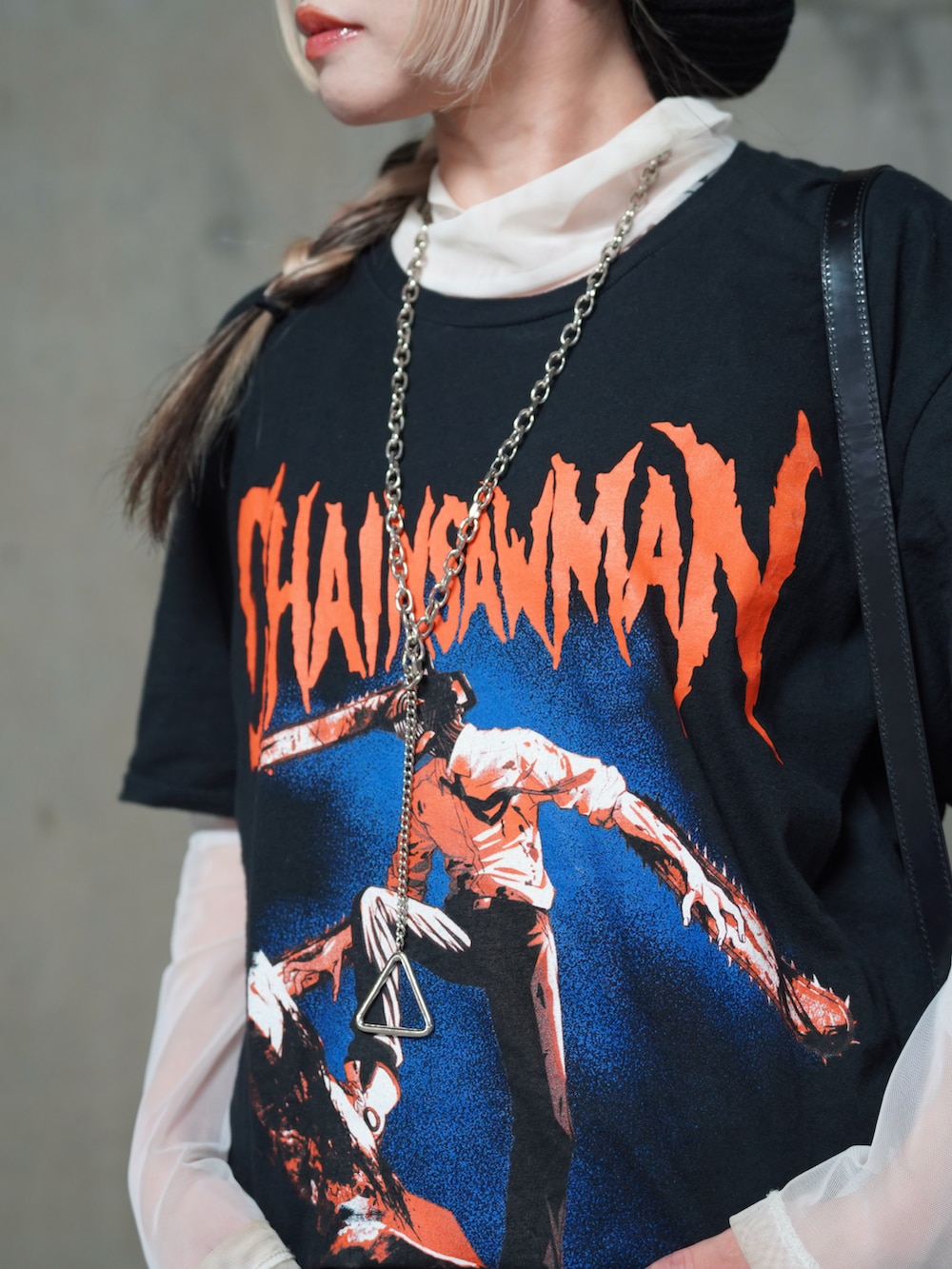 ホワイト系のTシャツ/カットソー、ブラック系のブーツ、ブラック系のスカートを着用したレディースの秋コーディネートの3枚目の写真