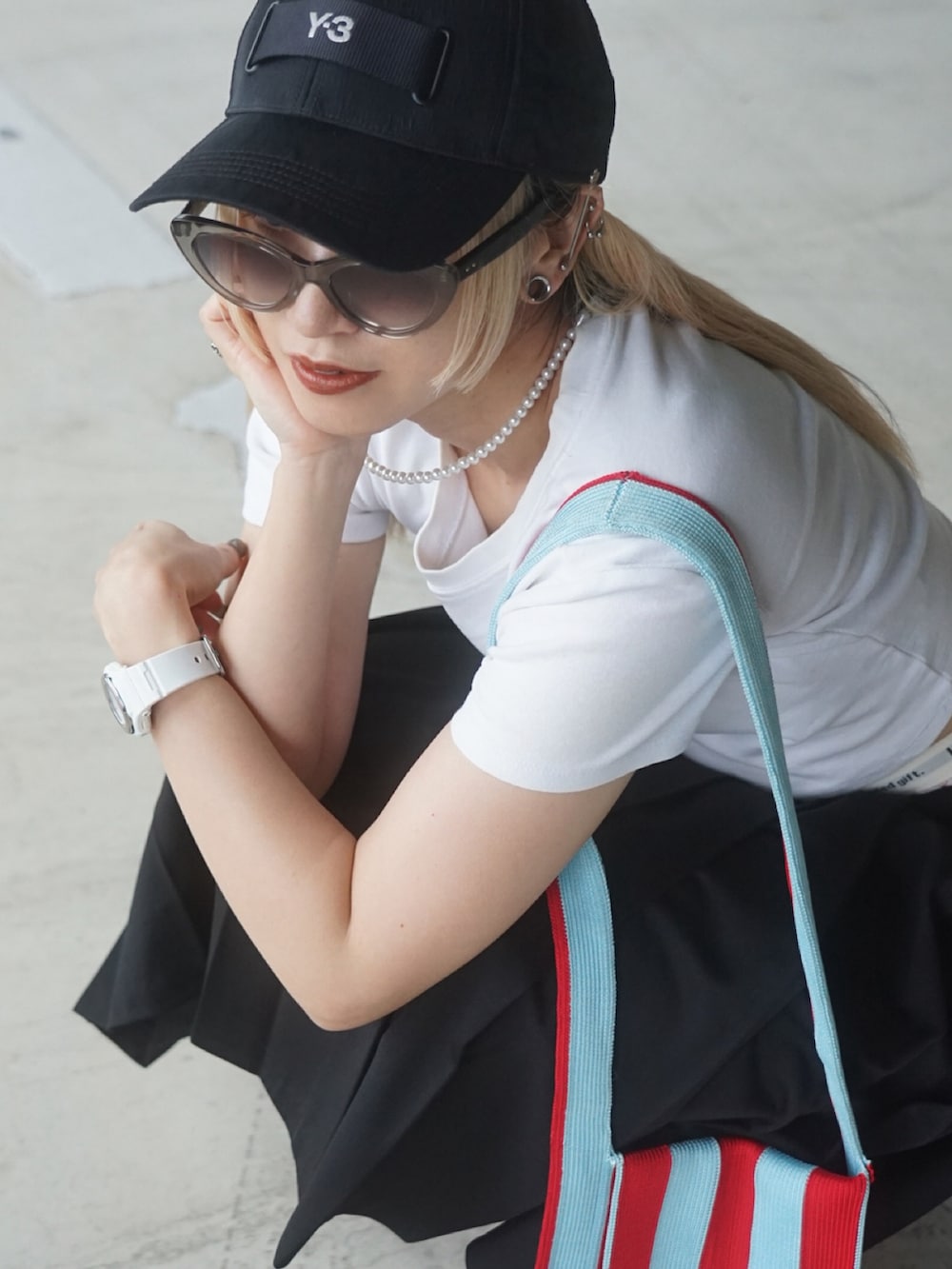 ブラック系のスカート、その他のショルダーバッグ、レッド系のショーツを着用したレディースの秋コーディネートの3枚目の写真