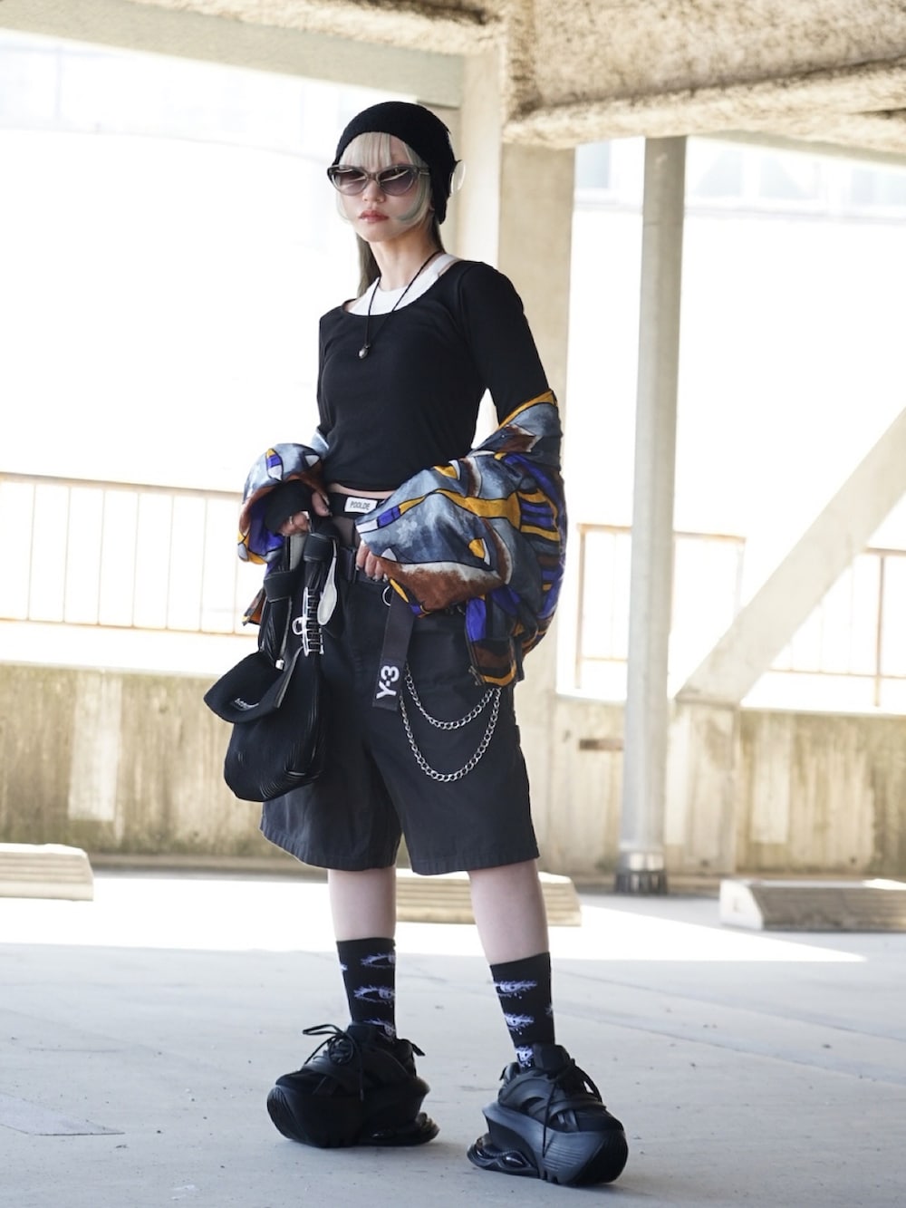 ブラック系のハンドバッグ、ブラック系のTシャツ/カットソー、ブラック系のデニムパンツを着用したレディースの春コーディネートの3枚目の写真