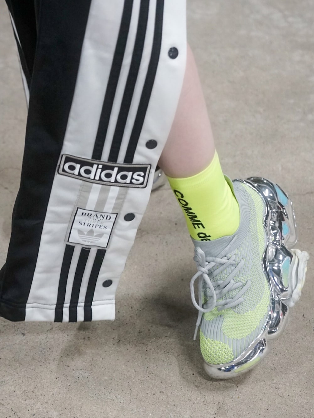 「トラックパンツ、ジャージ、レイヤードスタイル、y2k、厚底シューズ、grounds、古着MIX、スポーツミックス、ビスチェ、adidas、秋っぽコーデ更新中、ストリート、ブラック、グリーン、着回し抜群」｜「BELPERのVELVET CAMISOLE（キャミソール、ブラック系）」を使った、MISUZUさん（レディース・150cm）の秋コーディネートの4枚目の写真