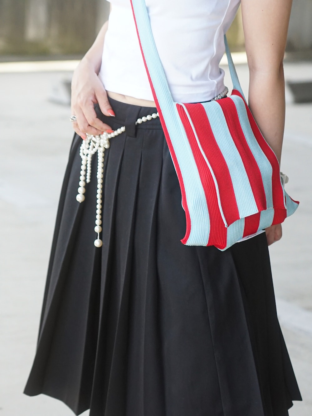 ホワイト系のTシャツ/カットソー、その他のショルダーバッグ、ブラック系のスカートを着用したレディースの夏コーディネートの4枚目の写真