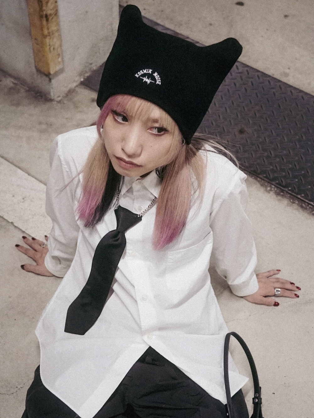 ブラック系のカーゴパンツ、ピンク系のブーツ、ホワイト系のシャツ/ブラウスを着用したレディースの秋コーディネートの4枚目の写真