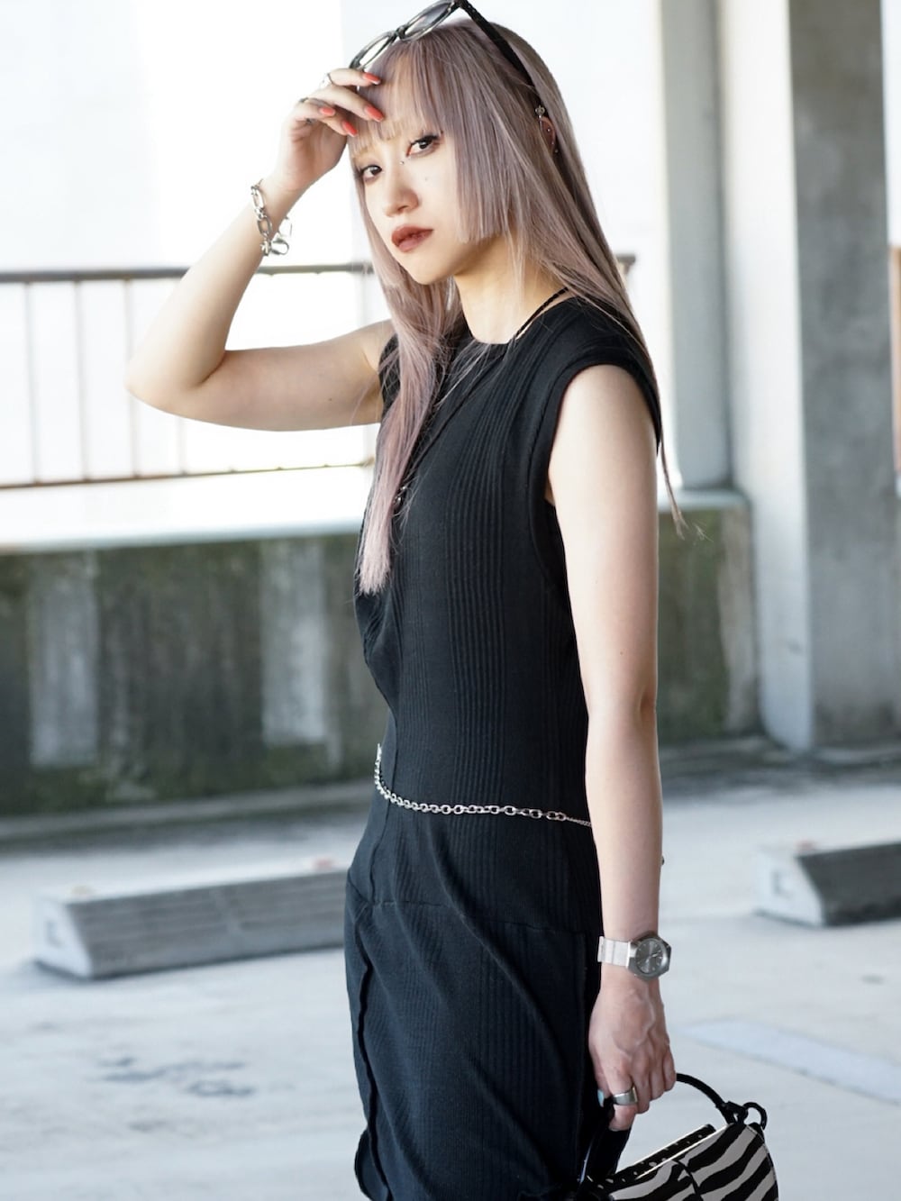 ブラック系のバッグ、ブラック系のスニーカー、ブラック系のトップスを着用したレディースの夏コーディネートの3枚目の写真