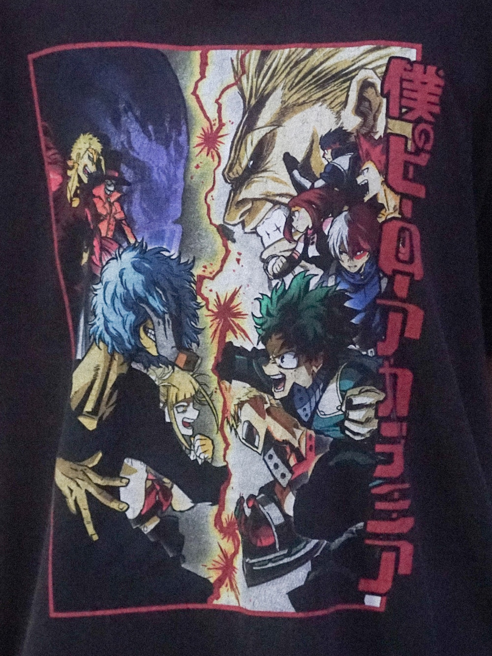 グレー系のショルダーバッグ、ブラック系のローファー、グレー系のTシャツ/カットソーを着用したレディースの秋コーディネートの3枚目の写真