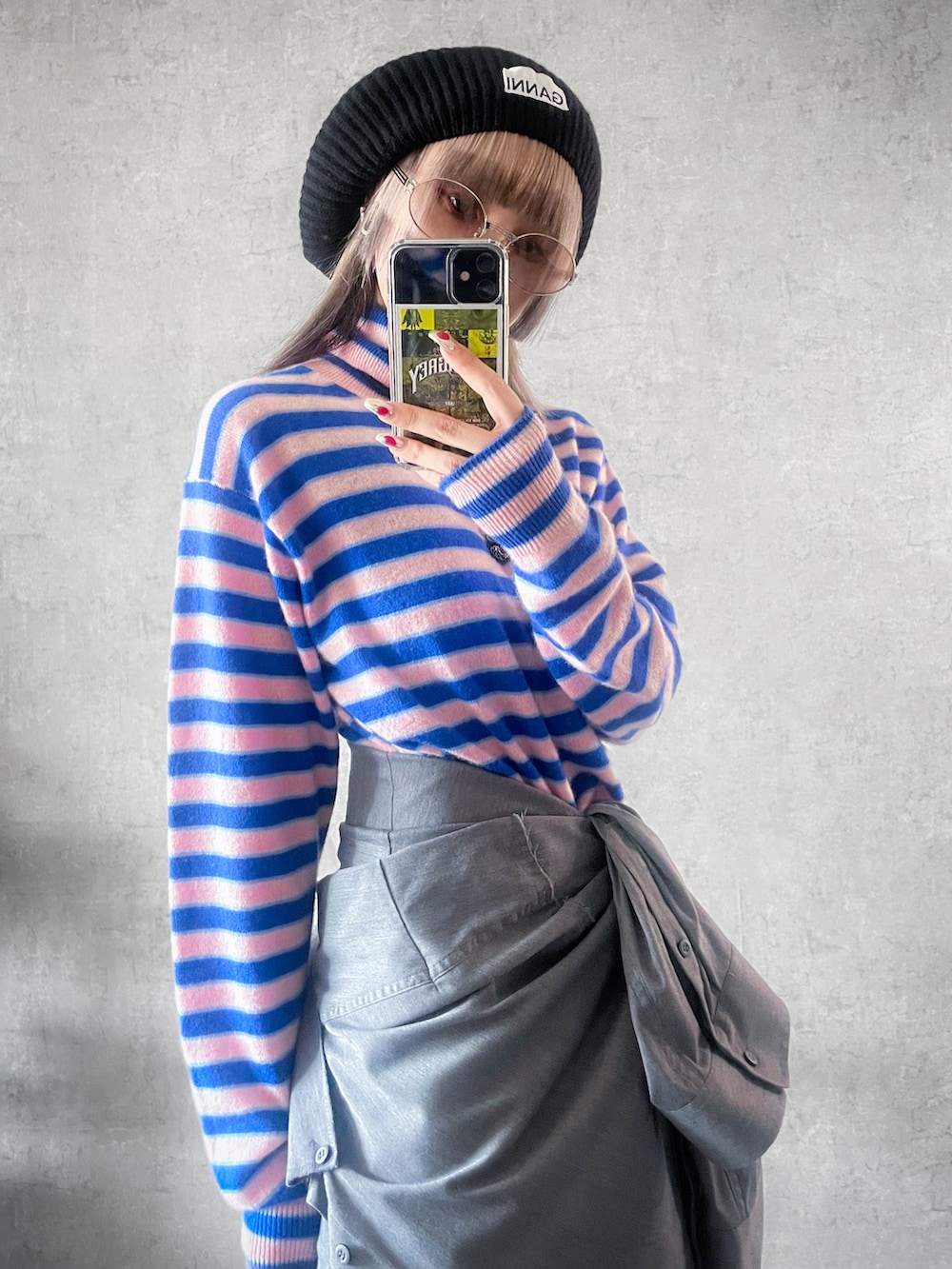 ピンク系のニット/セーター、ブラック系のボディバッグ/ウエストポーチ、グレー系のシャツ/ブラウスを着用したレディースの冬コーディネートの3枚目の写真