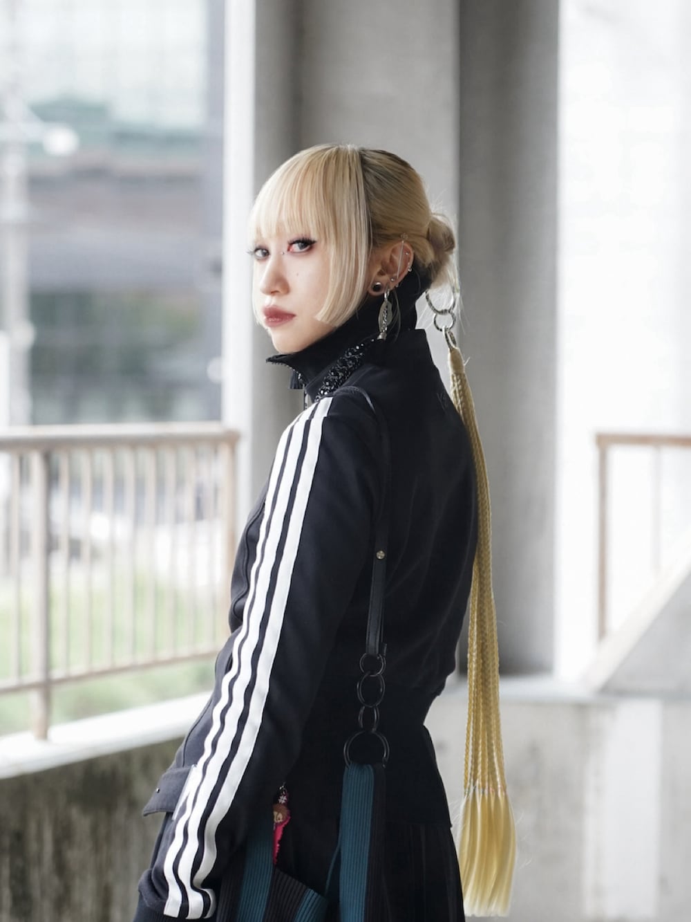 ブラック系のブーツ、ブラック系のジャケット/アウター、ブラック系のスカートを着用したレディースの冬コーディネートの3枚目の写真