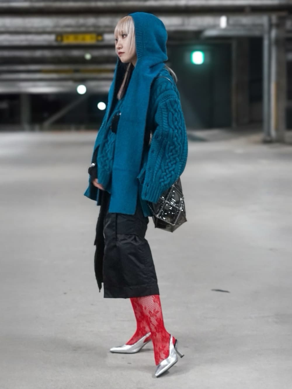 ブラック系のスカート、グレー系のショルダーバッグ、ブルー系のニット/セーターを着用したレディースの秋コーディネートの2枚目の写真