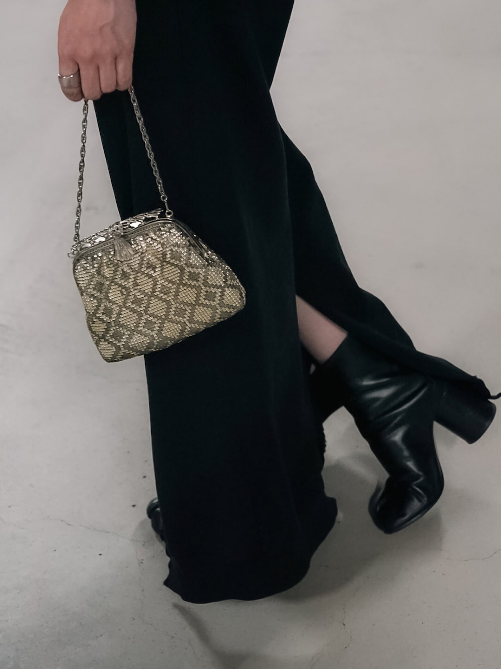 ブラック系のチューブトップ、ブラック系のトップス、ブラック系のスウェットパンツを着用したレディースの秋コーディネートの4枚目の写真