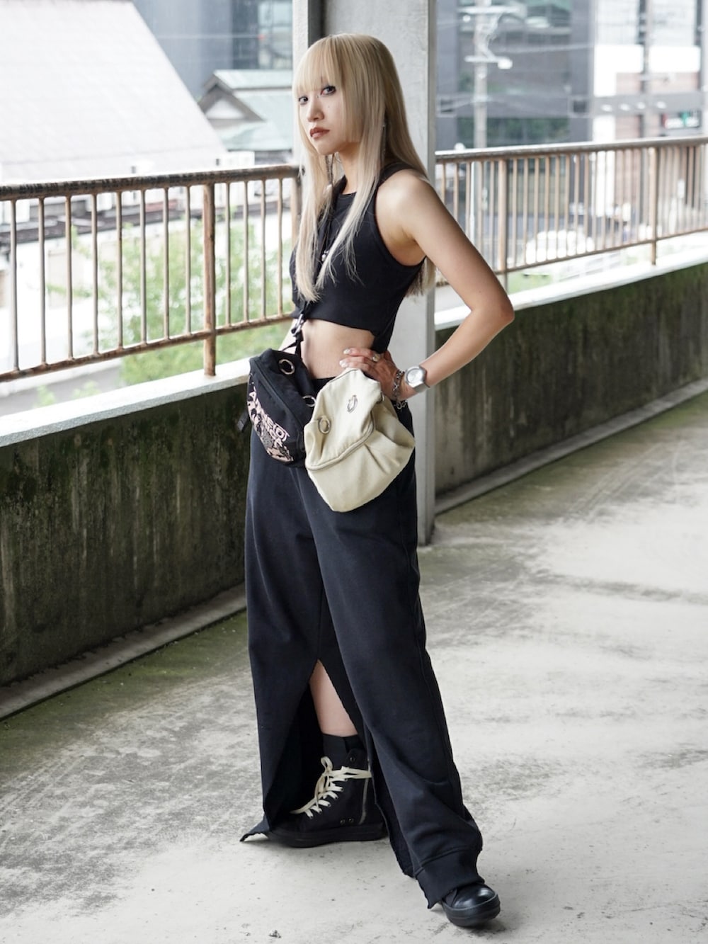 ブラック系のスウェットパンツ、ブラック系のボディバッグ/ウエストポーチ、ブラック系のスニーカーを着用したレディースの秋コーディネートの2枚目の写真