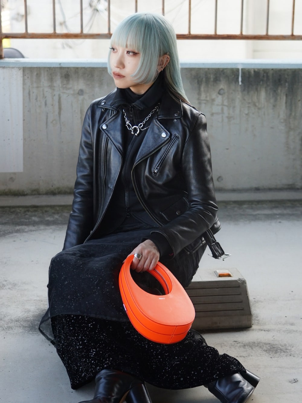 ブラック系のライダースジャケット、ブラック系のブーツ、ブラック系のジャケット/アウターを着用したレディースの冬コーディネートの2枚目の写真