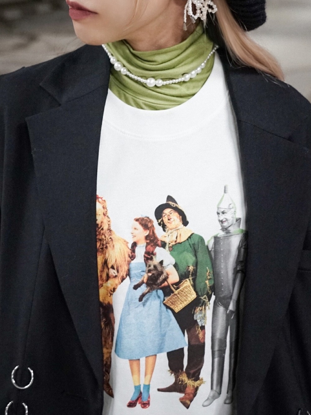 ブラック系のテーラードジャケット、グリーン系のショルダーバッグ、ホワイト系のTシャツ/カットソーを着用したレディースの秋コーディネートの4枚目の写真