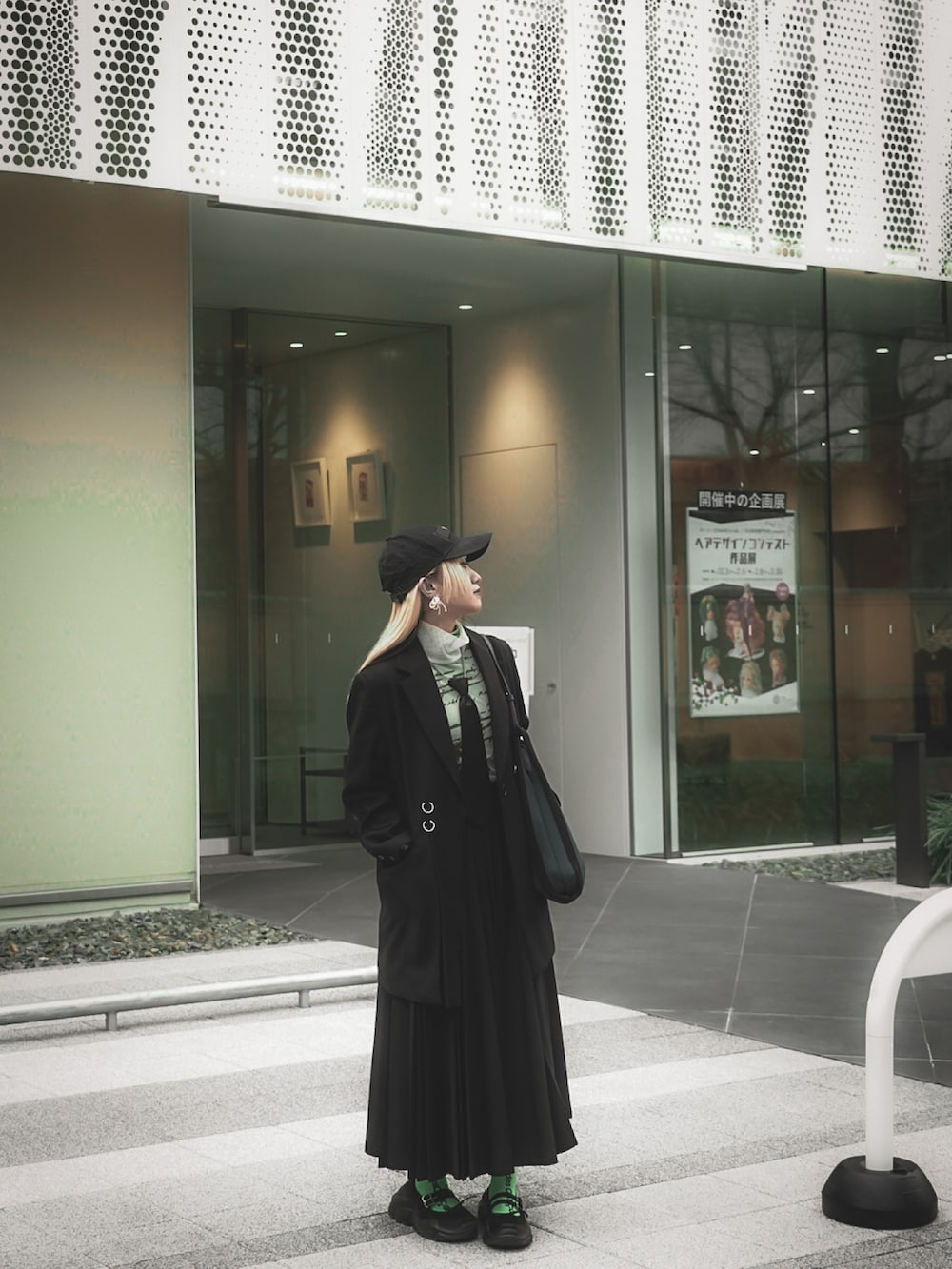 ホワイト系のTシャツ/カットソー、ブラック系のテーラードジャケット、ブラック系のスカートを着用したレディースの春コーディネートの5枚目の写真