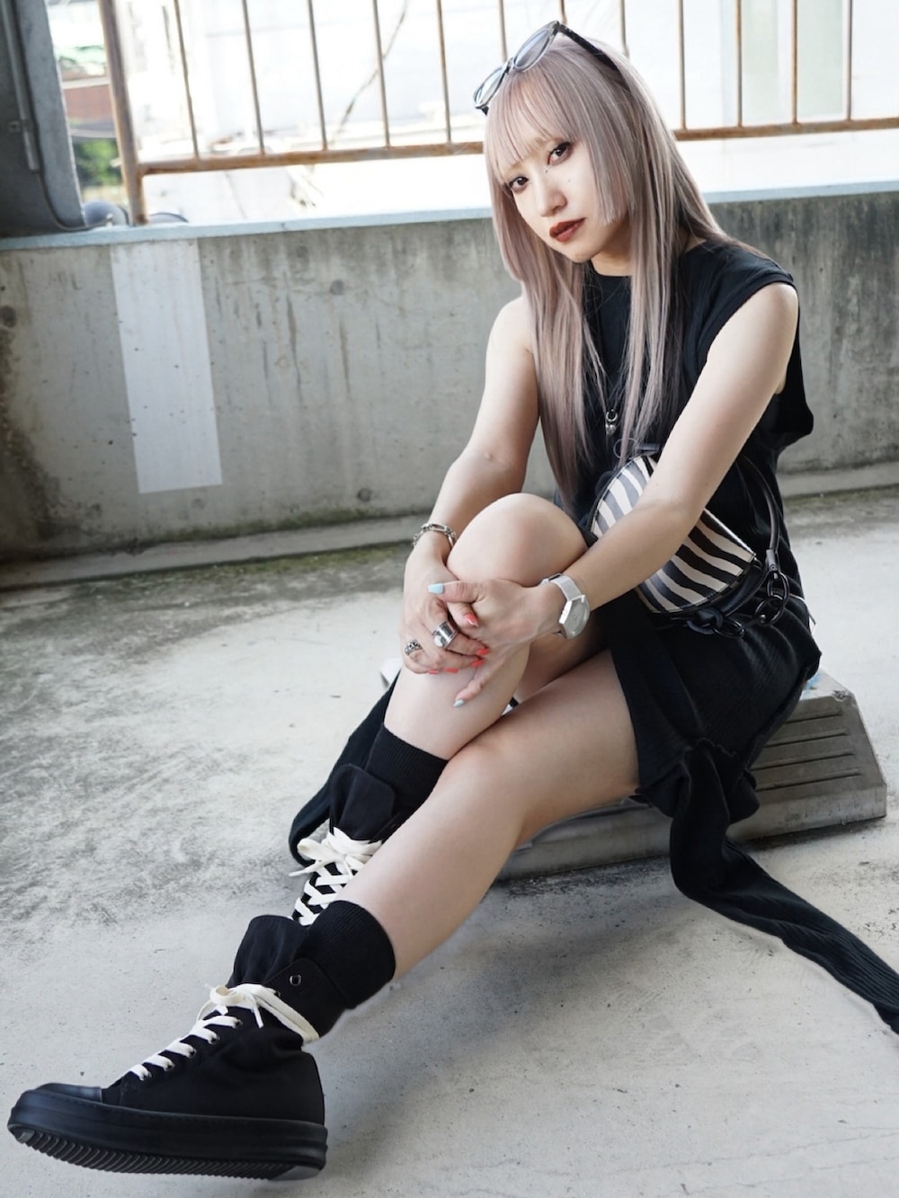 ブラック系のバッグ、ブラック系のスニーカー、ブラック系のトップスを着用したレディースの夏コーディネートの2枚目の写真