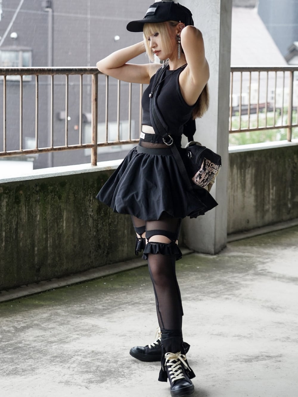 ブラック系のボディバッグ/ウエストポーチ、ブラック系のスニーカー、ブラック系のジャケット/アウターを着用したレディースの夏コーディネートの2枚目の写真