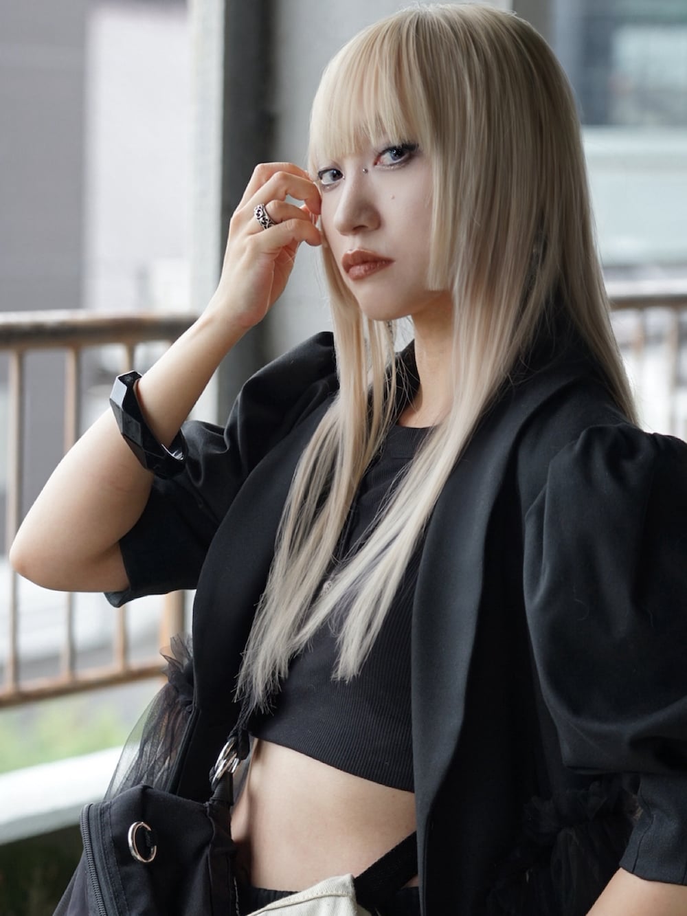 ブラック系のスウェットパンツ、ブラック系のボディバッグ/ウエストポーチ、ブラック系のスニーカーを着用したレディースの秋コーディネートの3枚目の写真