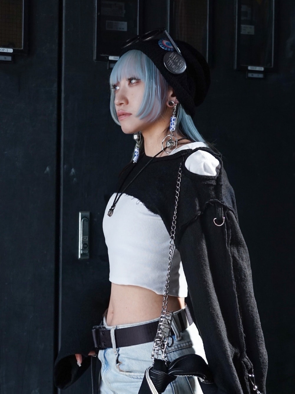 ブラック系のハンドバッグ、ブラック系のブーツ、ブラック系のトップスを着用したレディースの春コーディネートの3枚目の写真