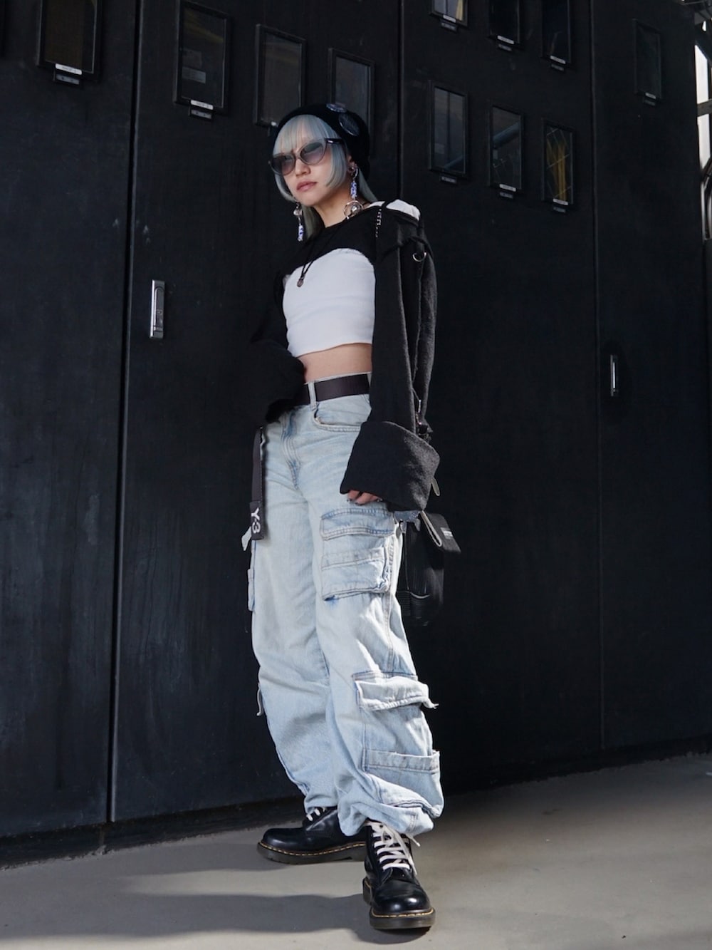 ブラック系のハンドバッグ、ブラック系のブーツ、ブラック系のトップスを着用したレディースの春コーディネートの2枚目の写真