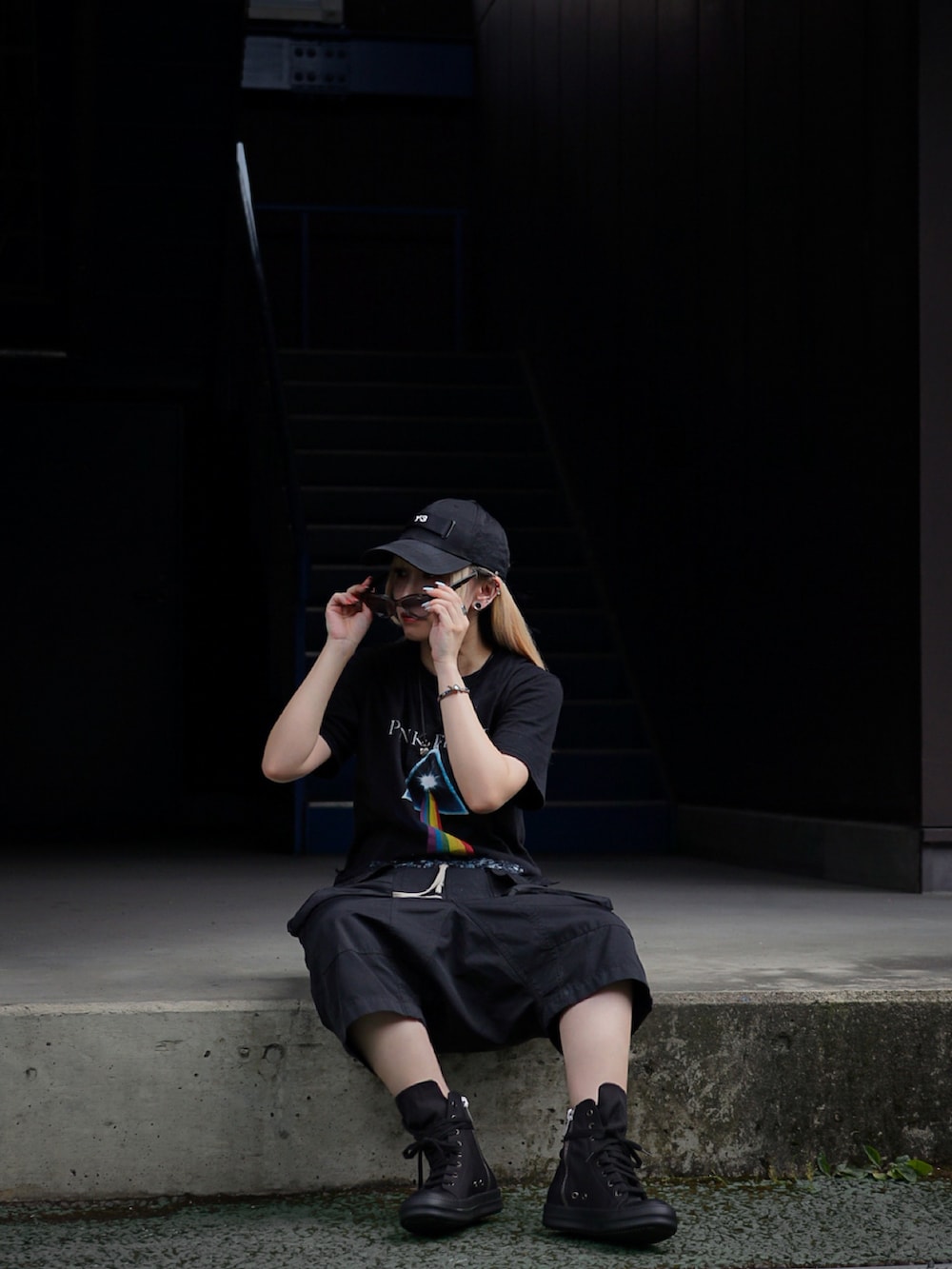 ブラック系のボディバッグ/ウエストポーチ、ブラック系のスニーカー、ブラック系のパンツを着用したレディースの夏コーディネートの4枚目の写真