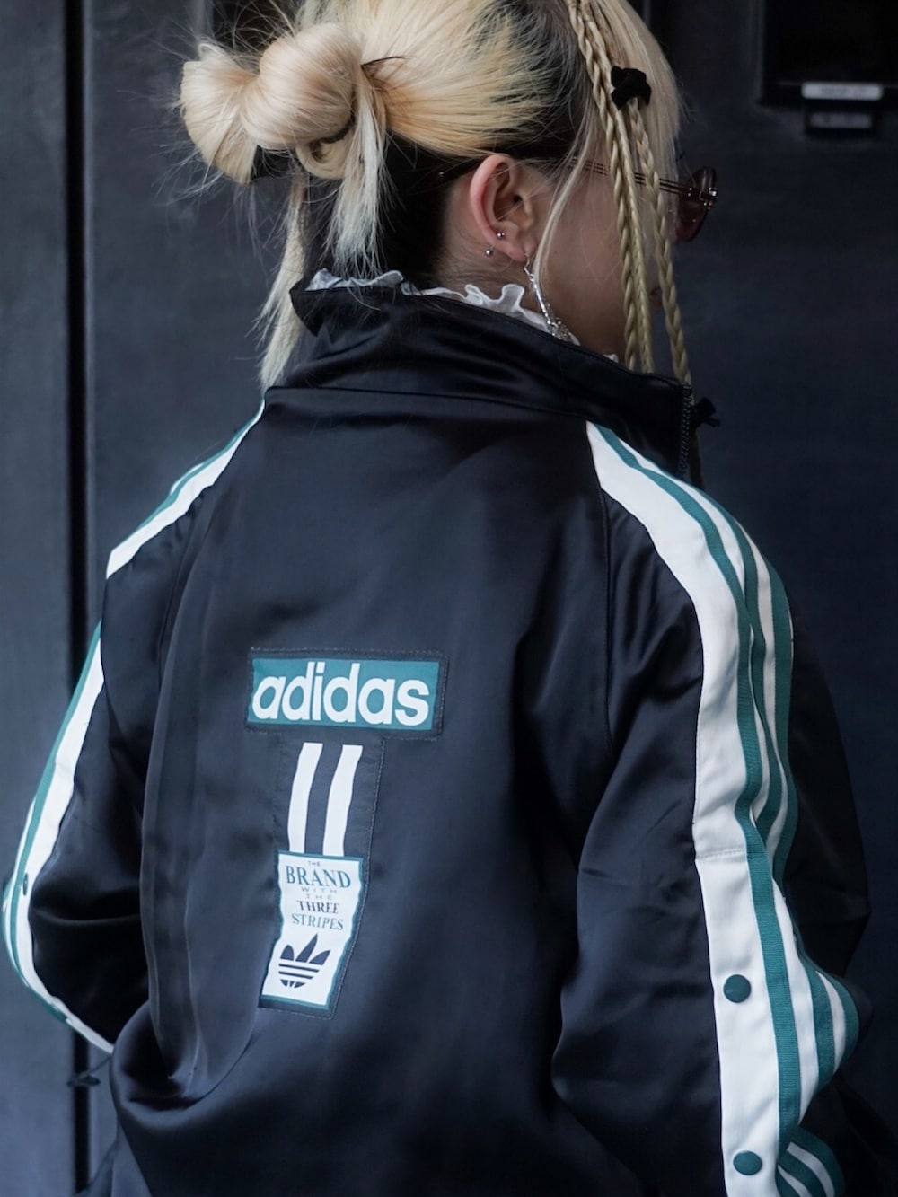 「ワンピース、古着、古着MIX、スポーツミックス、adidas、トラックジャケット、ジャージ、フリルトップス、春コーデ、カジュアルガーリー、春めき満開コーデ、キャミワンピ、ホワイト、レイヤードスタイル、Dr.Martens」｜「adidasのサテントラックトップ [SATIN TRACK TOP] オリジナルス（ジャージ、ブラック系）」を使った、MISUZUさん（レディース・150cm）の春コーディネートの4枚目の写真