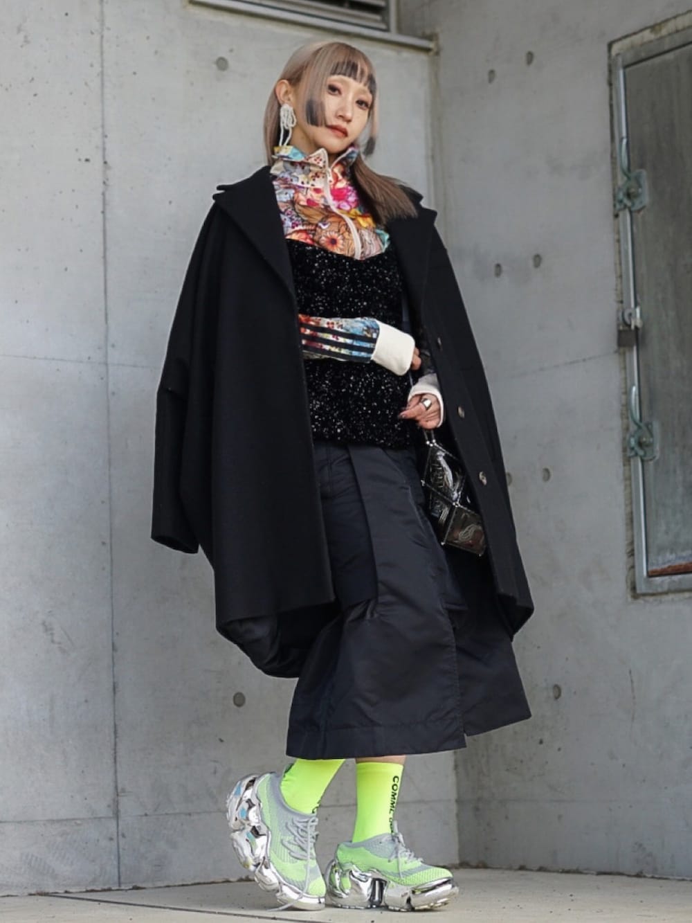 ブラック系のスカート、シルバー系のスニーカー、ブラック系のキャミソールを着用したレディースの春コーディネートの2枚目の写真