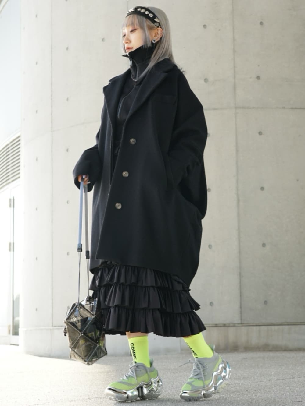 ブラック系のオールインワン・サロペット、ブラック系のジャケット/アウター、グレー系のショルダーバッグを着用したレディースの春コーディネートの3枚目の写真