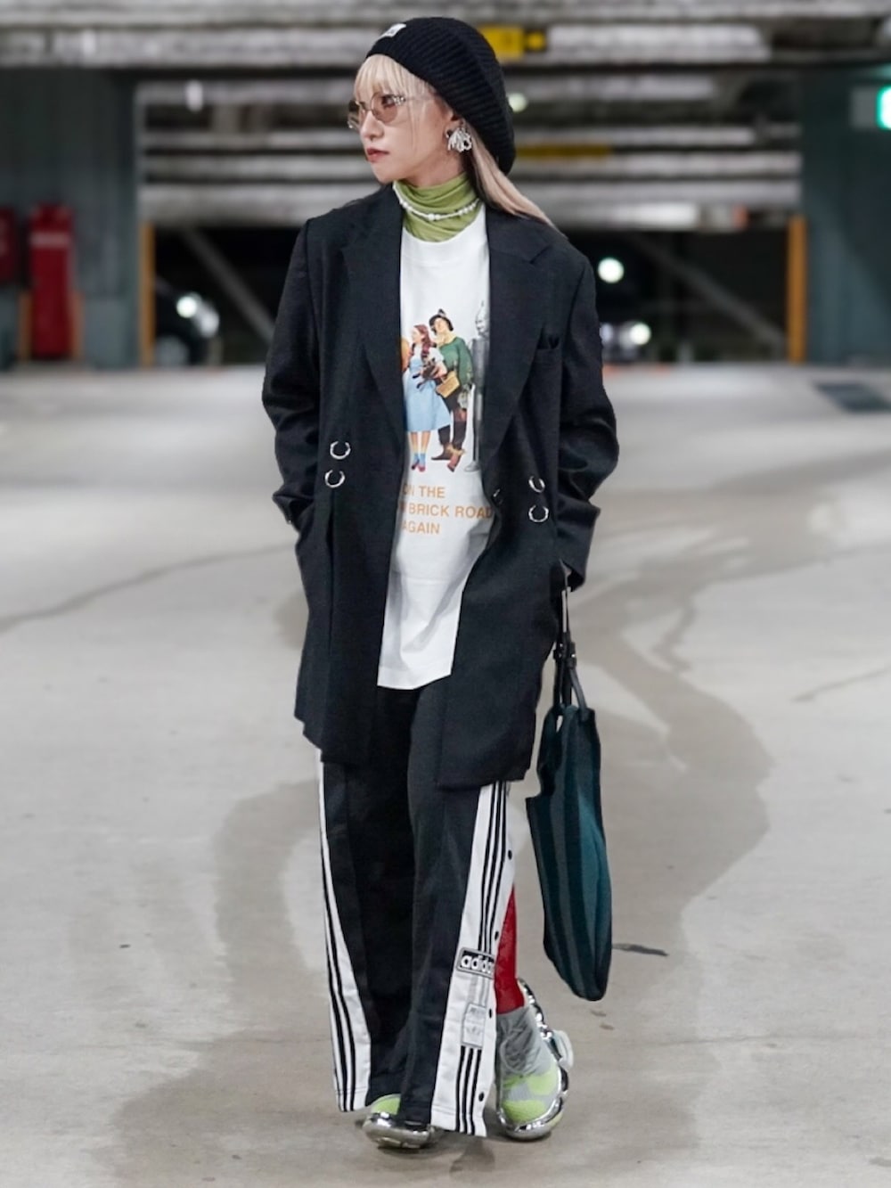 ブラック系のテーラードジャケット、グリーン系のショルダーバッグ、ホワイト系のTシャツ/カットソーを着用したレディースの秋コーディネートの2枚目の写真