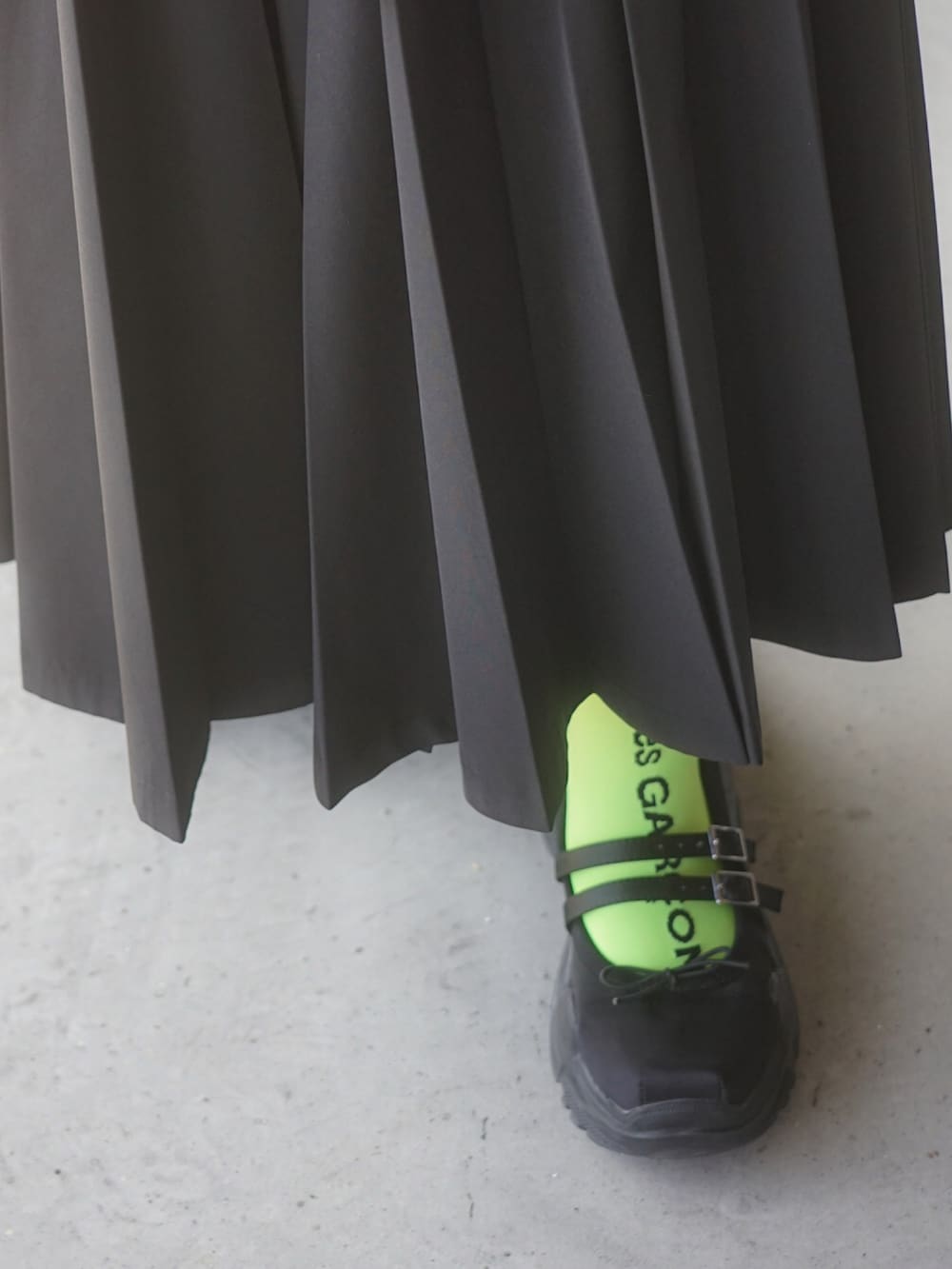 ホワイト系のTシャツ/カットソー、ブラック系のテーラードジャケット、ブラック系のスカートを着用したレディースの春コーディネートの4枚目の写真