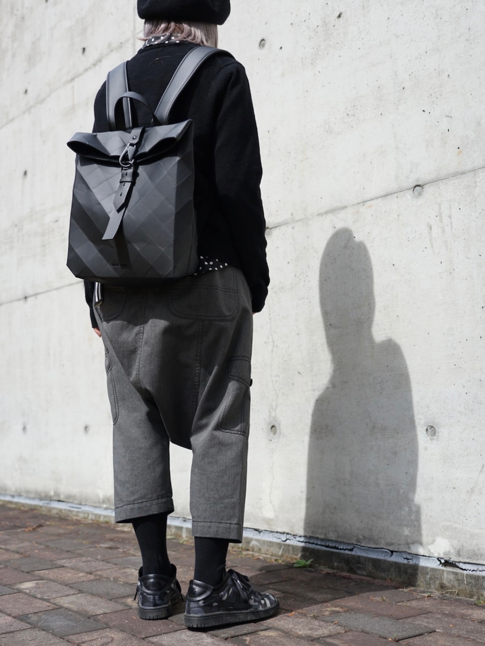 「休日コーデ、ブラックコーデ、ブラック、サルエルパンツ、カーディガン、NIKE、COMME des GARCONS、スニーカー、スニーカーコーデ、リュック、モード、モノトーン、ベレー帽、春コーデ」|「BLACK COMME des GARCONSのアイテム(シャツ/ブラウス、ブラック系)」を使った、MISUZUさん(レディース・150cm)の春コーディネートの3枚目の写真