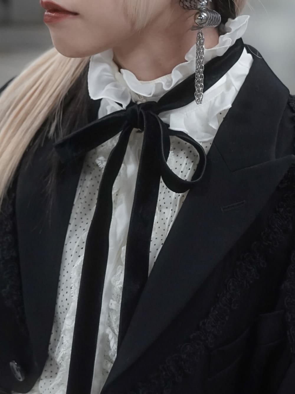 ブラック系のショルダーバッグ、ブラック系のジャケット/アウター、ホワイト系のシャツ/ブラウスを着用したレディースの冬コーディネートの2枚目の写真