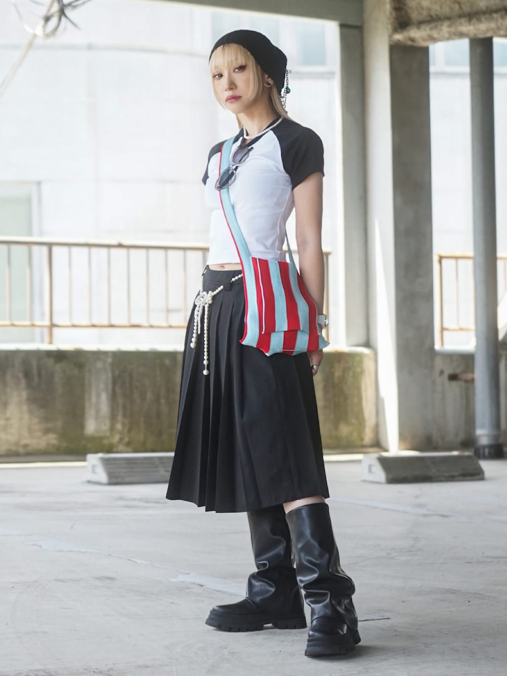 ホワイト系のTシャツ/カットソー、その他のショルダーバッグ、ブラック系のスカートを着用したレディースの夏コーディネートの2枚目の写真