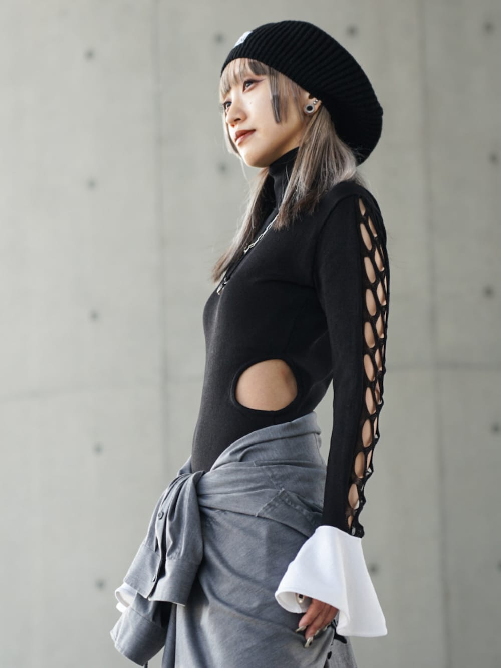 ブラック系のトップス、グレー系のシャツ/ブラウス、ブラック系のブーツを着用したレディースの冬コーディネートの4枚目の写真