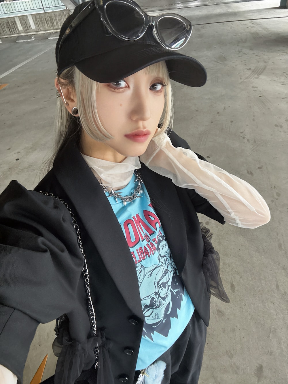 ブルー系のスニーカー、ホワイト系のTシャツ/カットソー、グレー系のスラックスを着用したレディースの春コーディネートの4枚目の写真