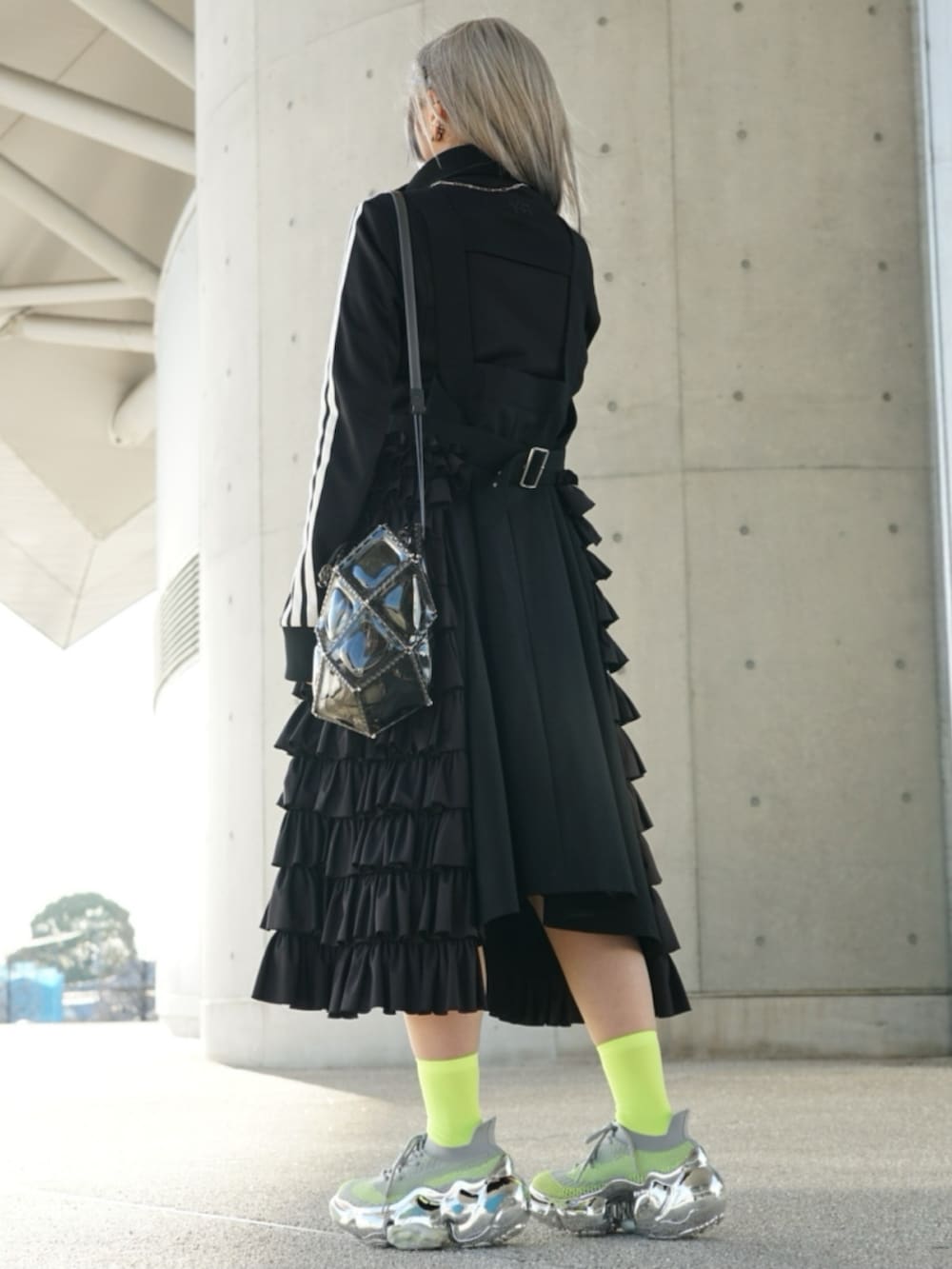 ブラック系のオールインワン・サロペット、ブラック系のジャケット/アウター、グレー系のショルダーバッグを着用したレディースの春コーディネートの2枚目の写真