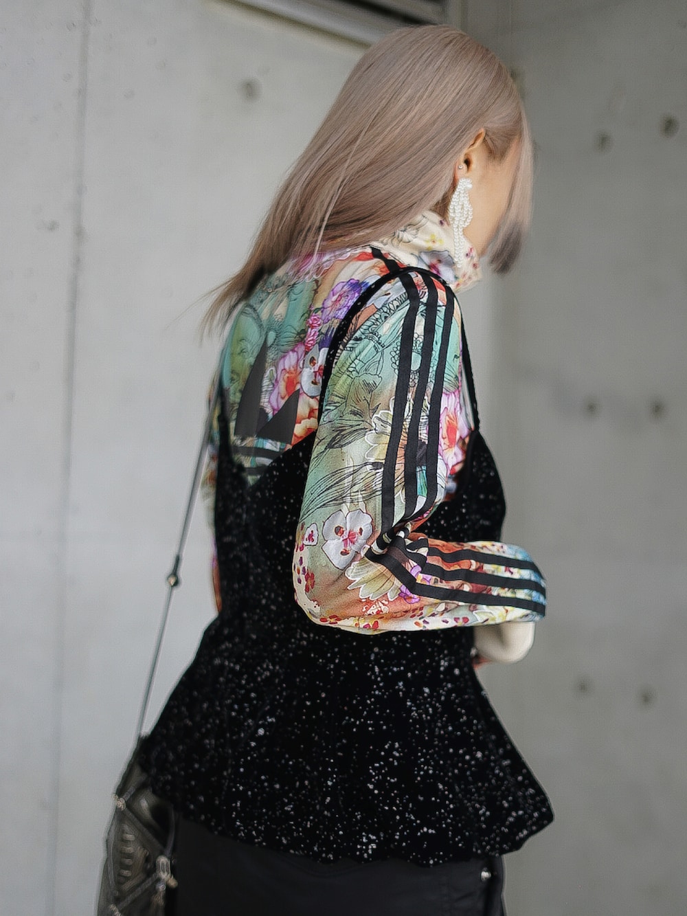 ブラック系のスカート、シルバー系のスニーカー、ブラック系のキャミソールを着用したレディースの春コーディネートの3枚目の写真