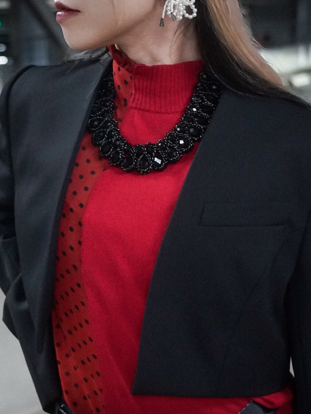 ブラック系のジャケット/アウター、レッド系のシャツ/ブラウス、ブルー系のパンツを着用したレディースの冬コーディネートの3枚目の写真