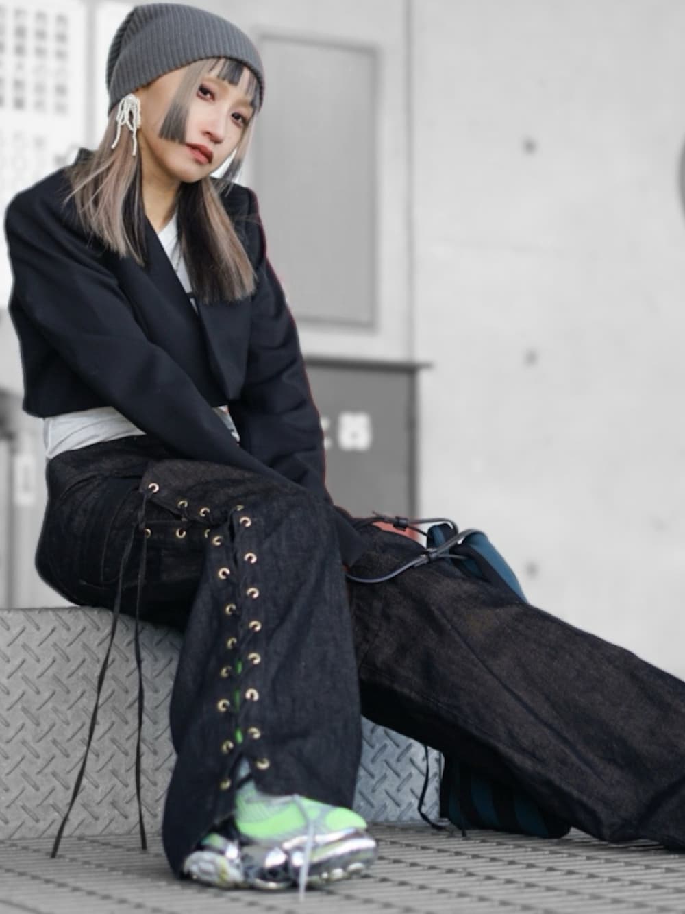 ブラック系のジャケット/アウター、ホワイト系のトップス、ブルー系のパンツを着用したレディースの春コーディネートの4枚目の写真