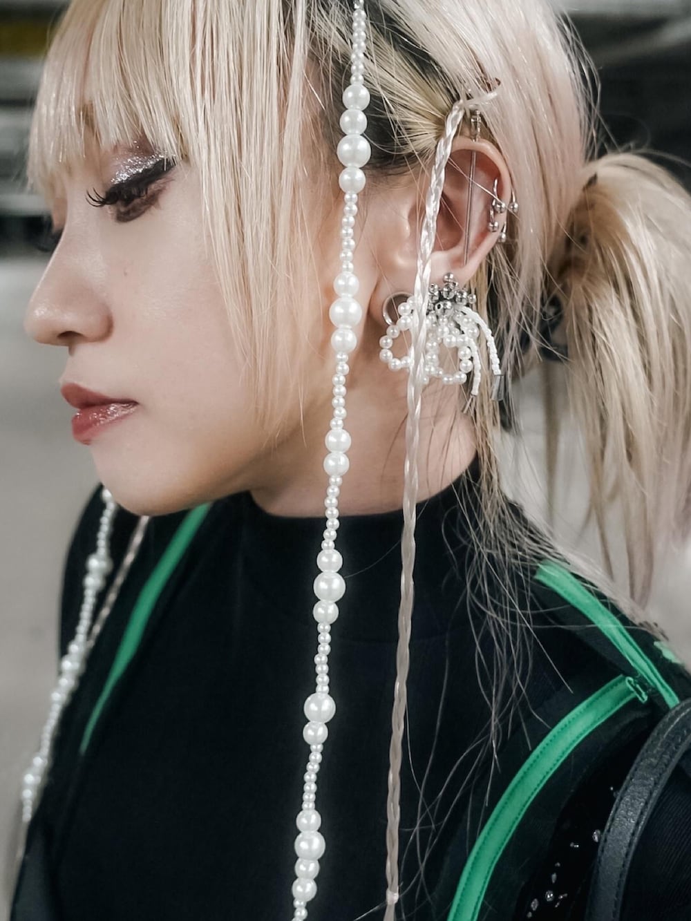 「トラックパンツ、ジャージ、レイヤードスタイル、y2k、厚底シューズ、grounds、古着MIX、スポーツミックス、ビスチェ、adidas、秋っぽコーデ更新中、ストリート、ブラック、グリーン、着回し抜群」｜「BELPERのVELVET CAMISOLE（キャミソール、ブラック系）」を使った、MISUZUさん（レディース・150cm）の秋コーディネートの3枚目の写真