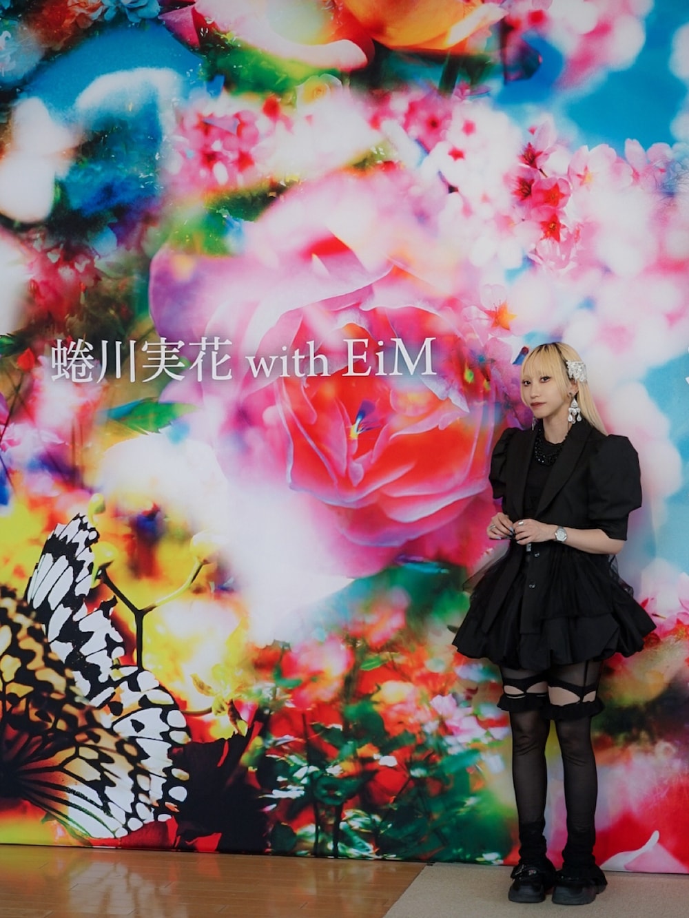 ブラック系のローファー、ブラック系のチューブトップ、ブラック系のショルダーバッグを着用したレディースの夏コーディネートの4枚目の写真