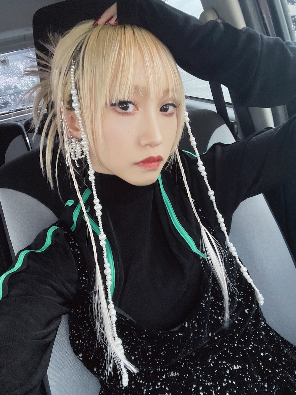 「トラックパンツ、ジャージ、レイヤードスタイル、y2k、厚底シューズ、grounds、古着MIX、スポーツミックス、ビスチェ、adidas、秋っぽコーデ更新中、ストリート、ブラック、グリーン、着回し抜群」｜「BELPERのVELVET CAMISOLE（キャミソール、ブラック系）」を使った、MISUZUさん（レディース・150cm）の秋コーディネートの5枚目の写真