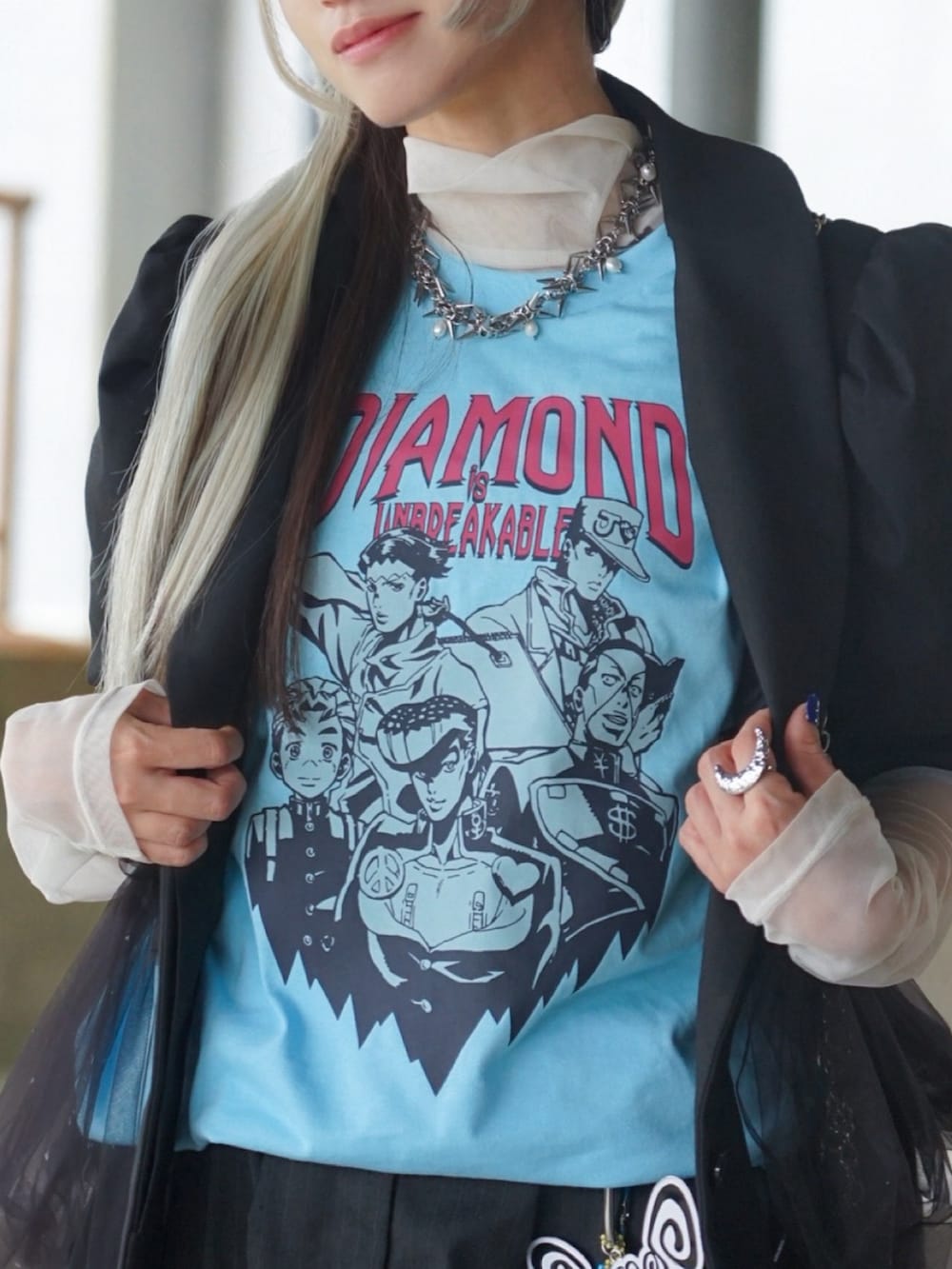 ブルー系のスニーカー、ホワイト系のTシャツ/カットソー、グレー系のスラックスを着用したレディースの春コーディネートの3枚目の写真