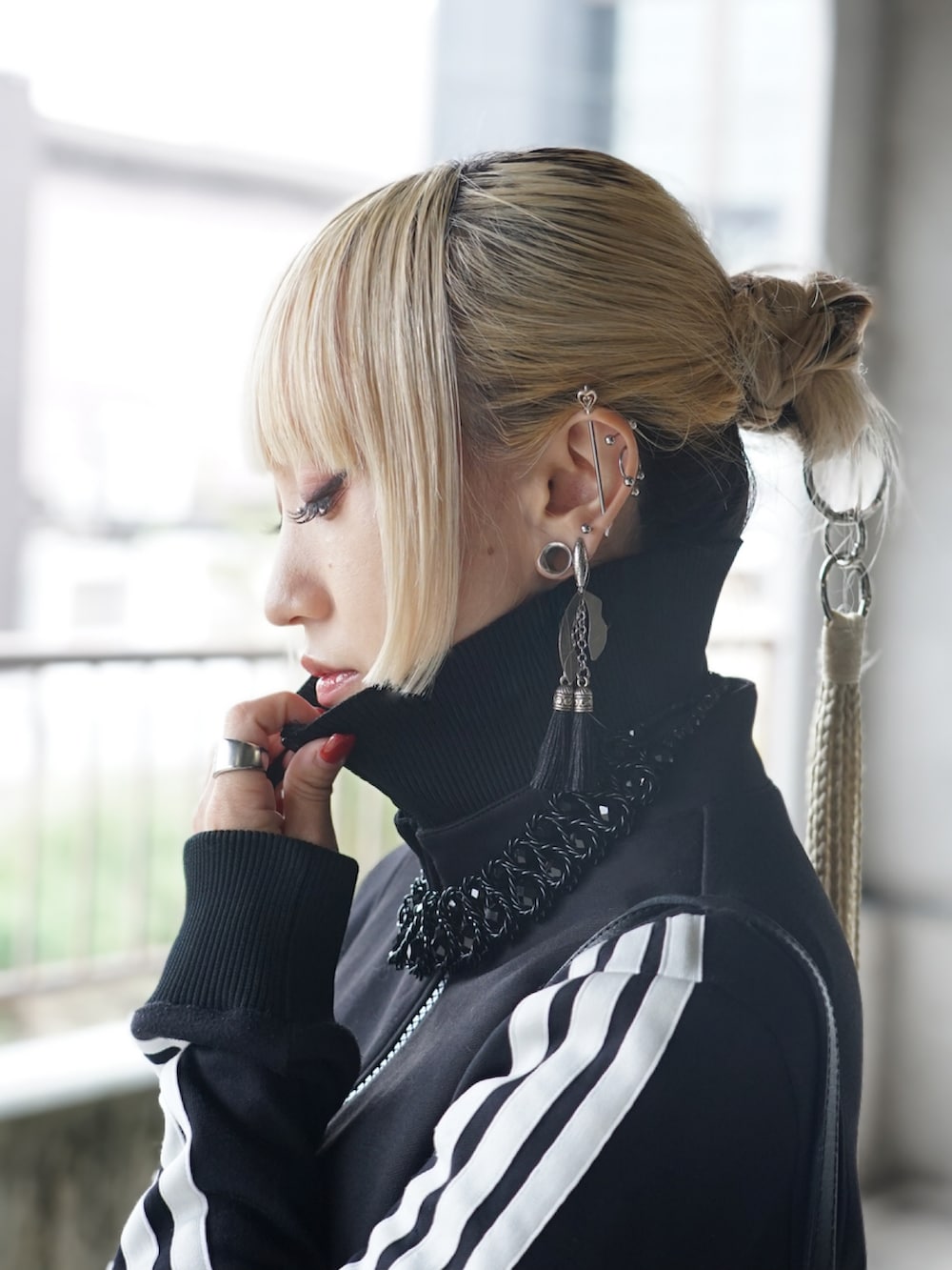 ブラック系のブーツ、ブラック系のジャケット/アウター、ブラック系のスカートを着用したレディースの冬コーディネートの4枚目の写真