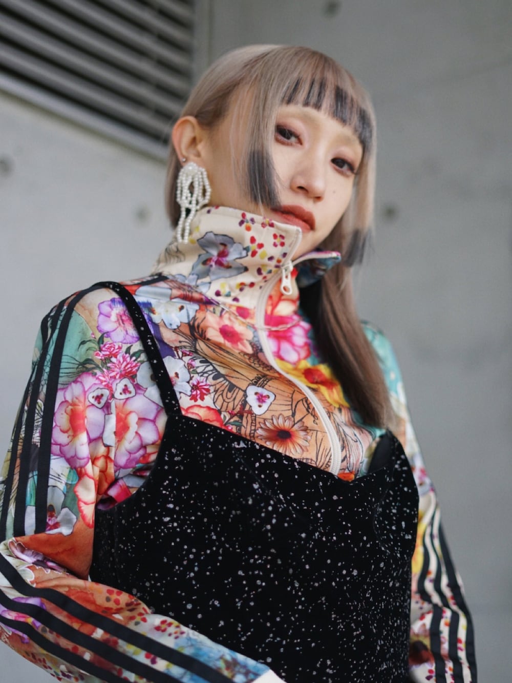 ブラック系のスカート、シルバー系のスニーカー、ブラック系のキャミソールを着用したレディースの春コーディネートの4枚目の写真