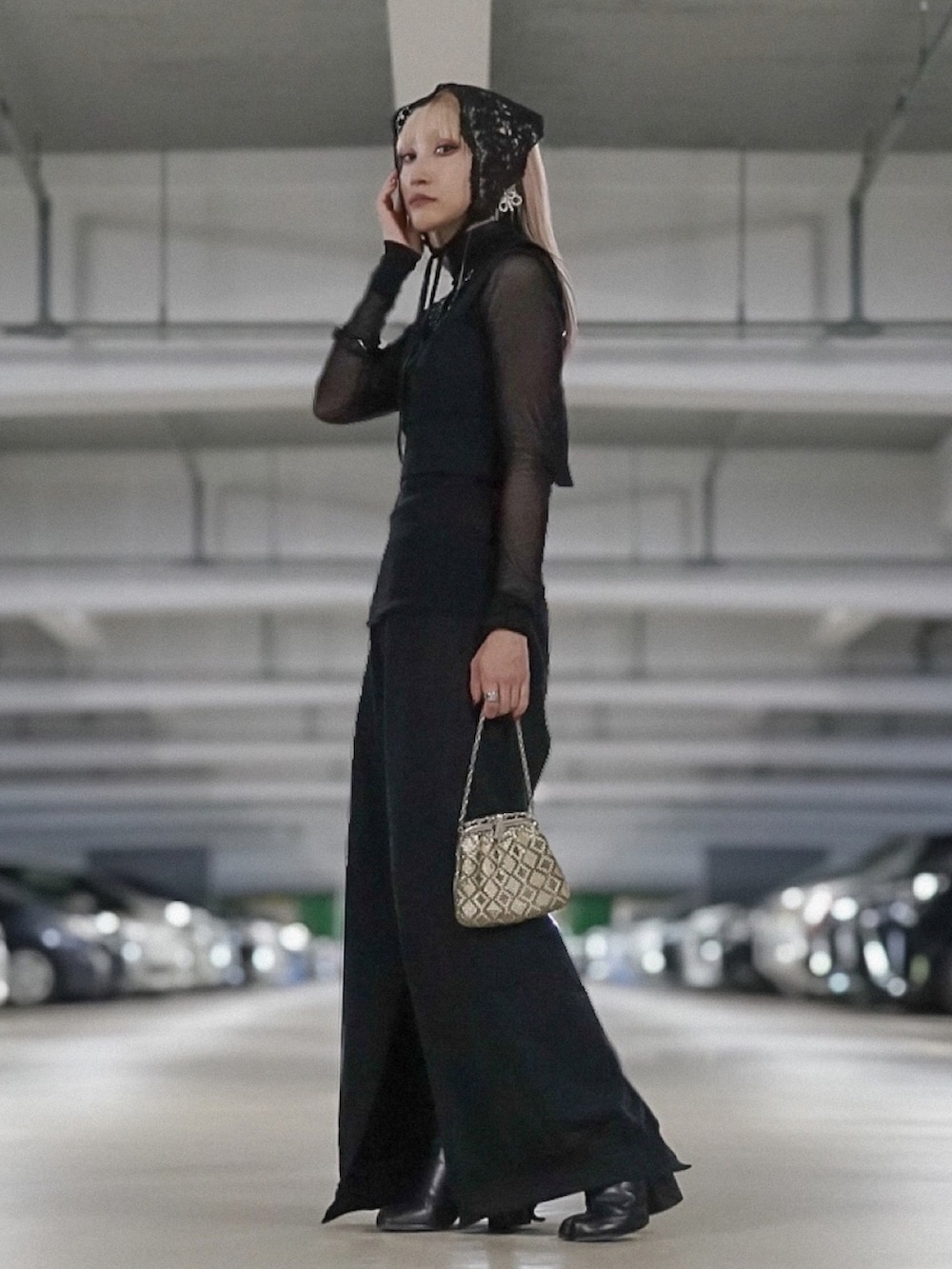 ブラック系のチューブトップ、ブラック系のトップス、ブラック系のスウェットパンツを着用したレディースの秋コーディネートの2枚目の写真